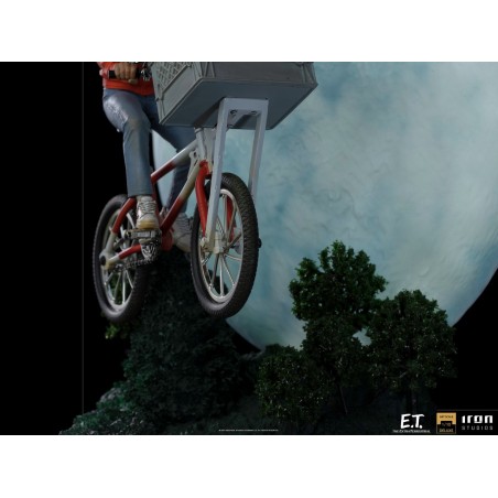 E.T. the Extra-Terrestrial: E.T. and Elliot 1:10 Scale Statue E.T. the Extra-Terrestrial: E.T. and Elliot 1:10 Scale Statue