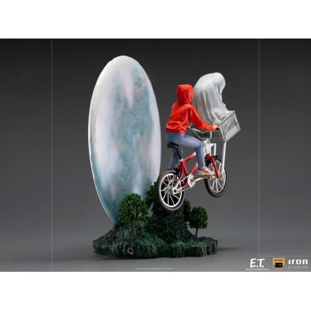 E.T. the Extra-Terrestrial: E.T. and Elliot 1:10 Scale Statue E.T. the Extra-Terrestrial: E.T. and Elliot 1:10 Scale Statue