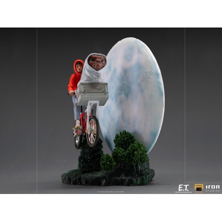 E.T. the Extra-Terrestrial: E.T. and Elliot 1:10 Scale Statue E.T. the Extra-Terrestrial: E.T. and Elliot 1:10 Scale Statue