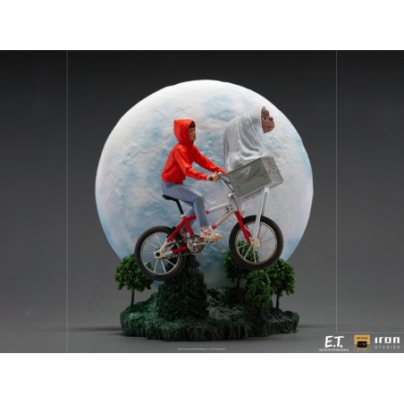 E.T. the Extra-Terrestrial: E.T. and Elliot 1:10 Scale Statue E.T. the Extra-Terrestrial: E.T. and Elliot 1:10 Scale Statue