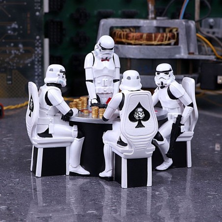 Star Wars: Stormtrooper Poker Face Diorama 18 cm Star Wars: Stormtrooper Poker Face Diorama 18 cm