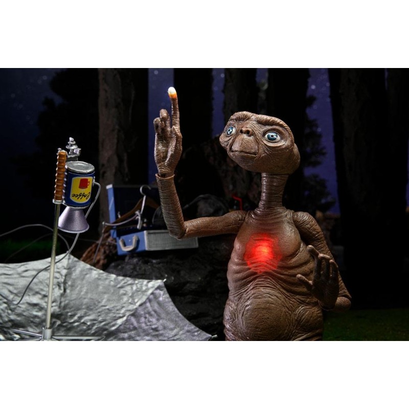 NECA Ultimate Deluxe E.T. with LED Chest (40th Anniversary)